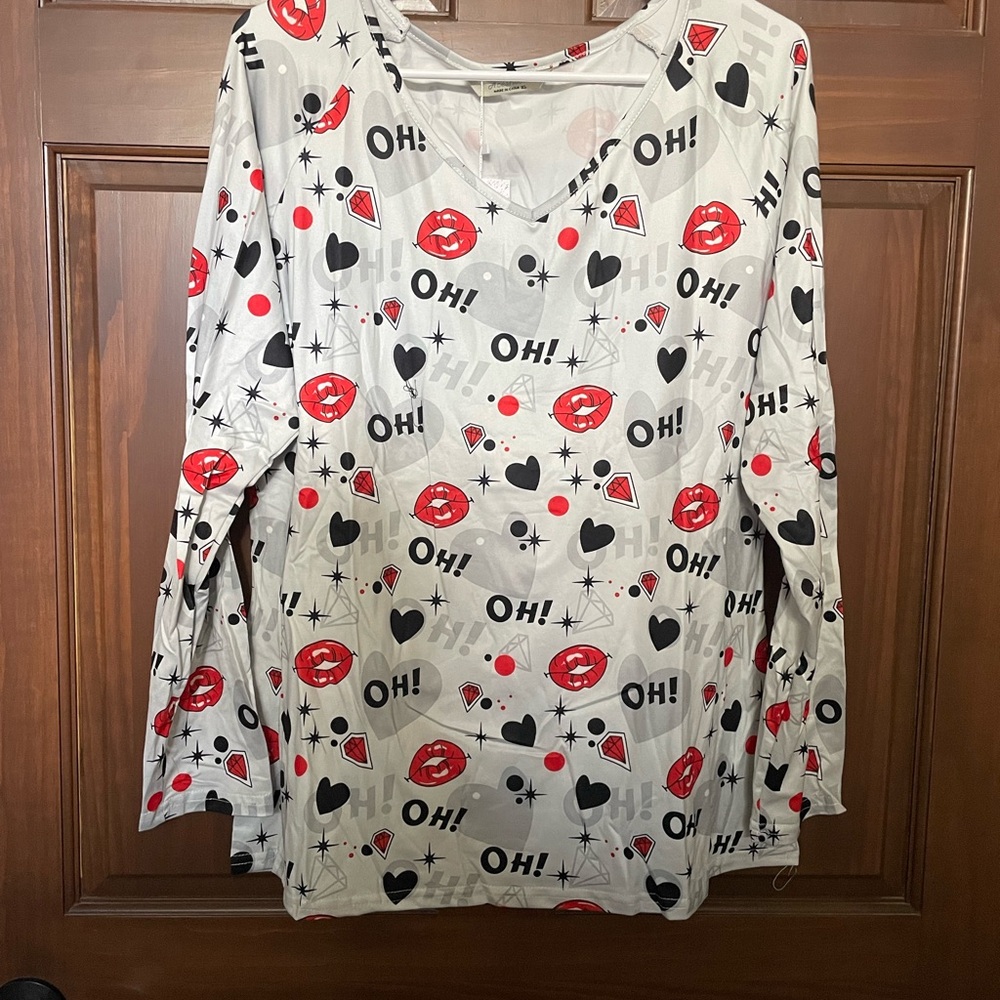Graphic Long Sleeve Top with Red and Black Print XL V neck